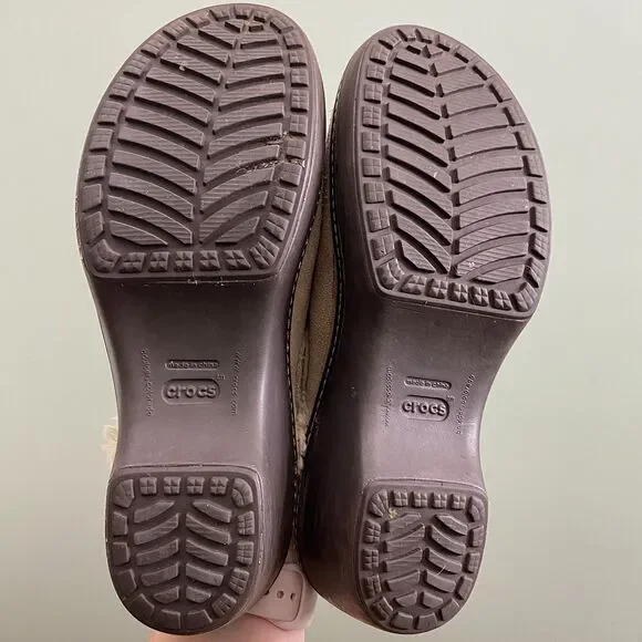 Crocs Cobbler Suede Mules Clogs Faux Fur Lined Womens 8 Brown Slip On 2.5" - Picture 9 of 10